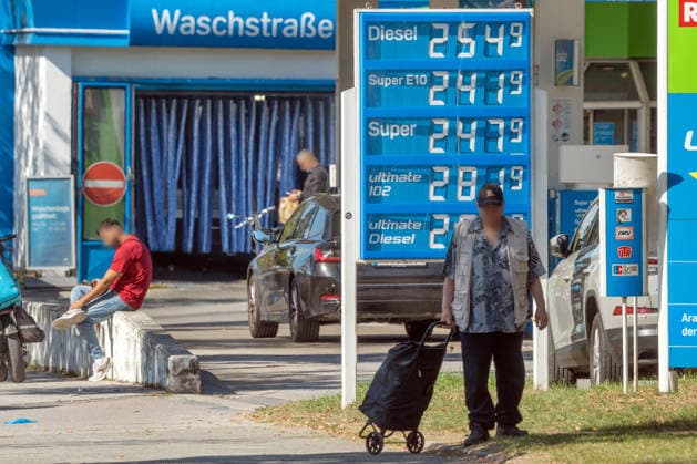 Teuer tanken, zwei Tage vor Beginn des neuen Tankrabatts kostet Diesel an dieser Aral-Tankstelle 2,54 Euro, Super E10 kostet 2,41 Euro, Rekordpreise, Spritpreise sinken zum 1. Oktober, München, 29. September 2026 Deutschland, München, 29. September 2026, teuer Tanken, zwei Tage vor Beginn des neuen Tankrabatts kostet Diesel an dieser Aral-Tankstelle 2,54 Euro, Super E10 kostet 2,41 Euro, Rekordpreise mittags um 12:20 Uhr, Spritpreise sinken zum 1. Oktober, Senkung der Energiesteuer um 17 Cent brutto pro Liter, Entlastung der Autofahrer für die nächsten drei Monate, - 17 Cent, hohe Spritpreise wegen des Irankriegs, Tankstelle in München-Trudering,Passanten, Benzinpreise, Tankstellenpreise, Inflation, Wirtschaft, Herbst, Bayern,