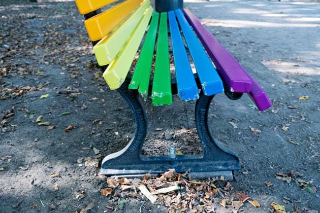 Berlin, 29.09.2026: Die beschädigte Regenbogenbank im Großen Tiergarten, die an die Opfer des Anschlags auf den Christopher Street Day (CSD) vom 25. Juli 2026 erinnert.