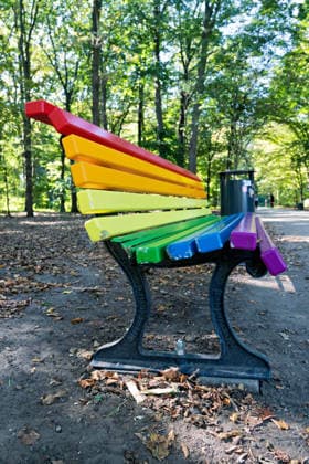 Berlin, 29.09.2026: Die beschädigte Regenbogenbank im Großen Tiergarten, die an die Opfer des Anschlags auf den Christopher Street Day (CSD) vom 25. Juli 2026 erinnert.