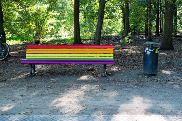 Berlin, 29.09.2026: Die beschädigte Regenbogenbank im Großen Tiergarten, die an die Opfer des Anschlags auf den Christopher Street Day (CSD) vom 25. Juli 2026 erinnert.