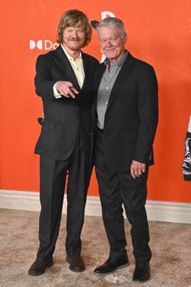 Jesse Plemons mit Vater Jim Bob Plemons bei der Premiere des Kinofilms Digger im Directors Village. Los Angeles, 28.09.2026