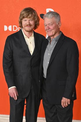 Jesse Plemons mit Vater Jim Bob Plemons bei der Premiere des Kinofilms Digger im Directors Village. Los Angeles, 28.09.2026