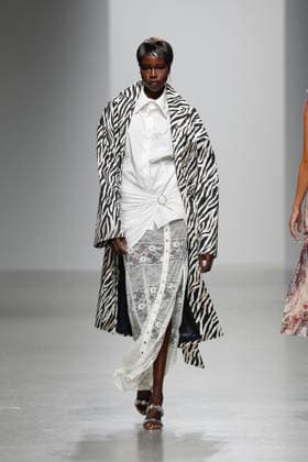 A model walks the runway during the Weinsanto Ready-to-Wear Spring Summer 2027 fashion show as part of Paris Fashion Week on September 28, 2026, in Paris, France. Bestimage, Paris, France  Copyright: xAgencex xBestimagexAgencex xBestimagex