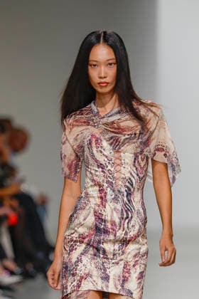 A model walks the runway during the Weinsanto Ready-to-Wear Spring Summer 2027 fashion show as part of Paris Fashion Week on September 28, 2026, in Paris, France. Bestimage, Paris, France  Copyright: xAgencex xBestimagexAgencex xBestimagex