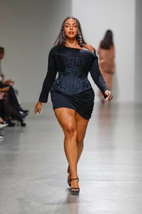 A model walks the runway during the Weinsanto Ready-to-Wear Spring Summer 2027 fashion show as part of Paris Fashion Week on September 28, 2026, in Paris, France. Bestimage, Paris, France  Copyright: xAgencex xBestimagexAgencex xBestimagex