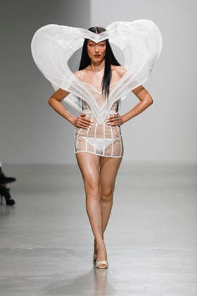 A model walks the runway during the Weinsanto Ready-to-Wear Spring Summer 2027 fashion show as part of Paris Fashion Week on September 28, 2026, in Paris, France. Bestimage, Paris, France  Copyright: xAgencex xBestimagexAgencex xBestimagex