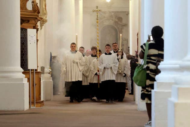 Einzug der Messdiener und Bischöfe zum Eröffnungsgottesdienst der Herbst-Vollversammlung der Deutschen Bischofskonferenz im Dom zu Fulda. Fulda, 28.09.2026