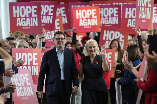 Labour Party Annual Conference Day Three Andy Burnham MP, Prime Minister of the United Kingdom and his wife Marie-France van Heel Walks over the bridge of Hope Again during theLabour Party Annual Conference Day Three at Convention Centre, Liverpool, United Kingdom on 29 September 2026 (Photo by Mark Cosgrove News Images) Liverpool Convention Centre Merseyside United Kingdom Copyright: xMarkxCosgrove NewsxImagesx