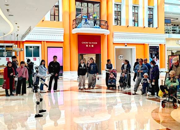 HARBIN, CHINA - NOVEMBER 29: An AI robot shakes hands with children at a shopping mall on November 29, 2024 in Harbin, Heilongjiang Province of China. The humanoid robot features flexible movements and can dance, wave, make heart gestures and communicate via voice.  Copyright: xVCGx 111670495819