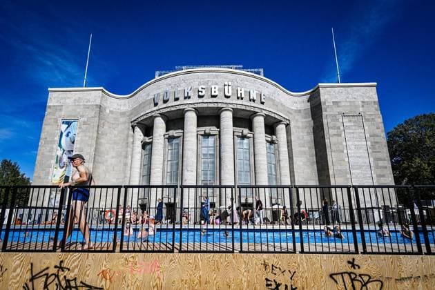Letzter Tag des Volksbads auf dem Platz vor der Volksbühne am Rosa-Luxemburg-Platz ** NUR FÜR REDAKTIONELLE ZWECKE ** EDITORIAL USE ONLY **<p>Letzter Tag des Volksbads auf dem Platz vor der Volksbühne am Rosa-Luxemburg-Platz. Initiiert von der neuen Intendanz unter Matthias Lilienthal öffnete das kostenlose, 25 Meter lange Schwimmbecken mitsamt Pommesbude am 7. August 2026. Das Projekt versteht sich als urbane Intervention und politischer Protest gegen den systematischen Abbau öffentlicher Infrastruktur in Berlin. Nach einer zweimonatigen Laufzeit verabschiedet sich das Bad am 1. Oktober 2026 mit einer theatralen Reinigungs-Performance., fotografiert am 29.09.2026 in Berlin. Berlin Berlin Berlin Copyright: MaurizioxGambarini