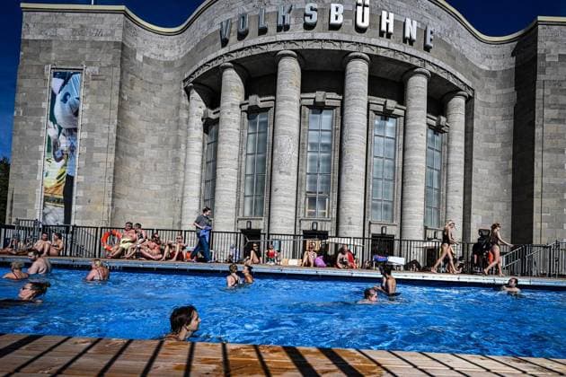 Letzter Tag des Volksbads auf dem Platz vor der Volksbühne am Rosa-Luxemburg-Platz ** NUR FÜR REDAKTIONELLE ZWECKE ** EDITORIAL USE ONLY **<p>Letzter Tag des Volksbads auf dem Platz vor der Volksbühne am Rosa-Luxemburg-Platz. Initiiert von der neuen Intendanz unter Matthias Lilienthal öffnete das kostenlose, 25 Meter lange Schwimmbecken mitsamt Pommesbude am 7. August 2026. Das Projekt versteht sich als urbane Intervention und politischer Protest gegen den systematischen Abbau öffentlicher Infrastruktur in Berlin. Nach einer zweimonatigen Laufzeit verabschiedet sich das Bad am 1. Oktober 2026 mit einer theatralen Reinigungs-Performance., fotografiert am 29.09.2026 in Berlin. Berlin Berlin Berlin Copyright: MaurizioxGambarini