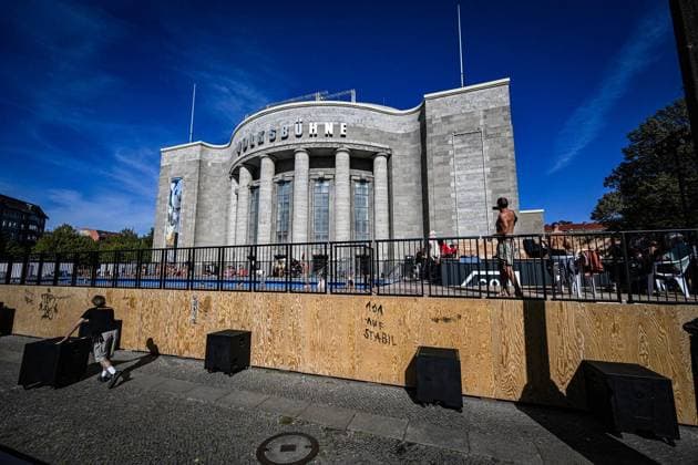 Letzter Tag des Volksbads auf dem Platz vor der Volksbühne am Rosa-Luxemburg-Platz ** NUR FÜR REDAKTIONELLE ZWECKE ** EDITORIAL USE ONLY **<p>Letzter Tag des Volksbads auf dem Platz vor der Volksbühne am Rosa-Luxemburg-Platz. Initiiert von der neuen Intendanz unter Matthias Lilienthal öffnete das kostenlose, 25 Meter lange Schwimmbecken mitsamt Pommesbude am 7. August 2026. Das Projekt versteht sich als urbane Intervention und politischer Protest gegen den systematischen Abbau öffentlicher Infrastruktur in Berlin. Nach einer zweimonatigen Laufzeit verabschiedet sich das Bad am 1. Oktober 2026 mit einer theatralen Reinigungs-Performance., fotografiert am 29.09.2026 in Berlin. Berlin Berlin Berlin Copyright: MaurizioxGambarini