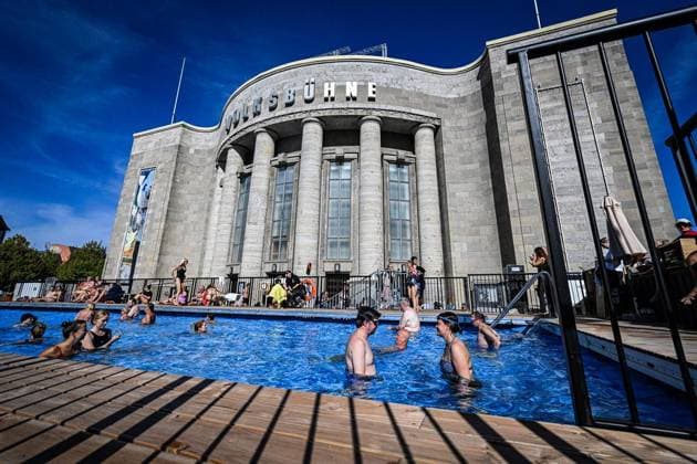 Letzter Tag des Volksbads auf dem Platz vor der Volksbühne am Rosa-Luxemburg-Platz ** NUR FÜR REDAKTIONELLE ZWECKE ** EDITORIAL USE ONLY **<p>Letzter Tag des Volksbads auf dem Platz vor der Volksbühne am Rosa-Luxemburg-Platz. Initiiert von der neuen Intendanz unter Matthias Lilienthal öffnete das kostenlose, 25 Meter lange Schwimmbecken mitsamt Pommesbude am 7. August 2026. Das Projekt versteht sich als urbane Intervention und politischer Protest gegen den systematischen Abbau öffentlicher Infrastruktur in Berlin. Nach einer zweimonatigen Laufzeit verabschiedet sich das Bad am 1. Oktober 2026 mit einer theatralen Reinigungs-Performance., fotografiert am 29.09.2026 in Berlin. Berlin Berlin Berlin Copyright: MaurizioxGambarini
