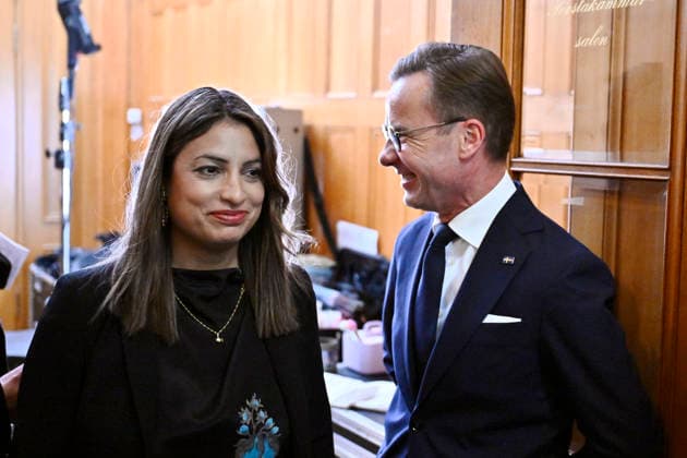 STOCKHOLM, SWEDEN 20260929 Nooshi Dadgostar (V), leader of the Left Party, and Ulf Kristersson (M), leader of the Moderate Party, meet in the makeup room before an interview in the Old Parliament Building following the opening of the parliamentary session. STOCKHOLM, SWEDENE x10050x  Copyright: xPontusxLundahl TTx RIKSMÖTETS ÖPPNANDE 2026 OBedhyOKjyk