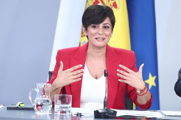 The Government Agrees to Provide Protection Against Evictions Through 2030 and Ban Purchases by Vulture Funds Through 2028 The Minister of Housing and Urban Agenda, Isabel Rodríguez, during the press conference following the Council of Ministers meeting on September 29, 2026, in Madrid, Spain. On Tuesday, the government approved two royal decrees on housing during the Council of Ministers meeting. These decrees include extended protection against evictions through 2030, regulations on seasonal rentals and room rentals, a ban on purchases by vulture funds through 2028, and a two-year extension of existing contracts that expire before December 31, 2028, among other issues. SEPTEMBER 29, 2026, Madrid, Spain Copyright: xEduardoxParrax 7808056