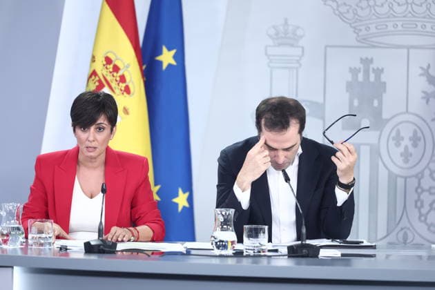The government agrees to provide protection against evictions through 2030 and to ban purchases by vulture funds through 2028. The Minister of Housing and Urban Agenda, Isabel Rodríguez, and the First Vice President and Minister of Economy, Trade, and Business, Carlos Cuerpo, during the press conference following the Council of Ministers meeting on September 29, 2026, in Madrid, Spain. On Tuesday, the government approved two royal decrees on housing during the Council of Ministers meeting, which include extending protection against evictions through 2030, regulating seasonal rentals and room rentals, banning purchases by vulture funds through 2028, and extending by two years the existing contracts set to expire before December 31, 2028, am Copyright: xEduardoxParrax 7808063