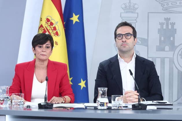The government agrees to provide protection against evictions through 2030 and to ban purchases by vulture funds through 2028. The Minister of Housing and Urban Agenda, Isabel Rodríguez, and the First Vice President and Minister of Economy, Trade, and Business, Carlos Cuerpo, during the press conference following the Council of Ministers meeting on September 29, 2026, in Madrid, Spain. On Tuesday, the government approved two royal decrees on housing during the Council of Ministers meeting, which include extending protection against evictions through 2030, regulating seasonal rentals and room rentals, banning purchases by vulture funds through 2028, and extending by two years the existing contracts set to expire before December 31, 2028, am Copyright: xEduardoxParrax 7808065