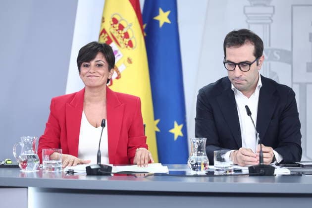 The government agrees to provide protection against evictions through 2030 and to ban purchases by vulture funds through 2028. The Minister of Housing and Urban Agenda, Isabel Rodríguez, and the First Vice President and Minister of Economy, Trade, and Business, Carlos Cuerpo, during the press conference following the Council of Ministers meeting on September 29, 2026, in Madrid, Spain. On Tuesday, the government approved two royal decrees on housing during the Council of Ministers meeting, which include extending protection against evictions through 2030, regulating seasonal rentals and room rentals, banning purchases by vulture funds through 2028, and extending by two years the existing contracts set to expire before December 31, 2028, am Copyright: xEduardoxParrax 7808068