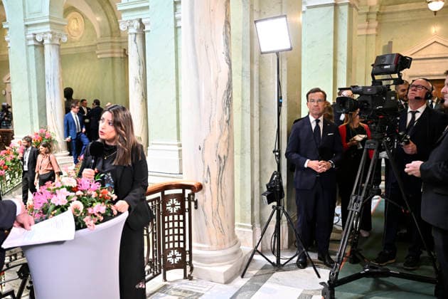 STOCKHOLM, SWEDEN 20260929 Left Party leader Nooshi Dadgostar (V) is being interviewed, and Moderate Party leader Ulf Kristersson (M) waits for his turn in the old Parliament building after the opening of the parliamentary session. STOCKHOLM, SWEDEN x10050x  Copyright: xPontusxLundahl TTx RIKSMÖTETS ÖPPNANDE 2026 K8YBcKXuTTE