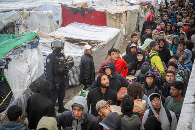 Dozens of migrants from Benítez Beach in Ceuta, evicted today, decide to voluntarily return to Morocco Police evict migrants from Benítez Beach on September 29, 2026, in Ceuta, Spain. Dozens of Moroccan migrants who had been staying in the settlements on Benítez Beach in Ceuta have decided to voluntarily return to Morocco after being informed that they could choose this option, during the operation carried out to transfer residents in the area to the facilities of the Temporary Care Center for Foreigners (CATE), to register them. September 29, 2026, Ceuta, Ceuta, Spain Copyright: xMarcosxMorenox 7808169