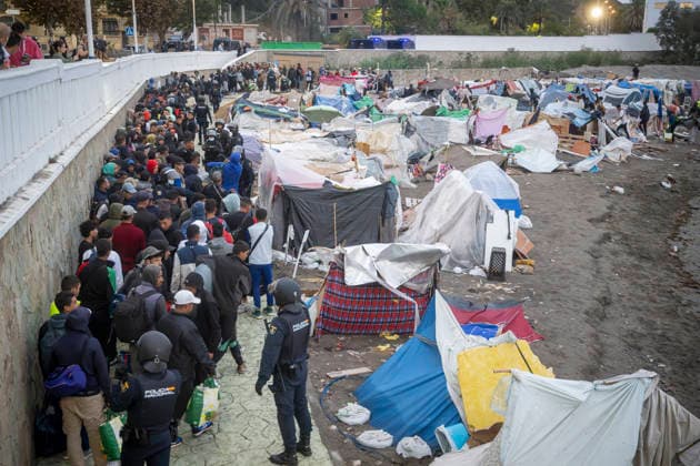 Dozens of migrants from Benítez Beach in Ceuta, evicted today, decide to voluntarily return to Morocco Police evict migrants from Benítez Beach on September 29, 2026, in Ceuta, Spain. Dozens of Moroccan migrants who had been staying in the settlements on Benítez Beach in Ceuta have decided to voluntarily return to Morocco after being informed that they could choose this option, during the operation carried out to transfer residents in the area to the facilities of the Temporary Care Center for Foreigners (CATE), to register them. September 29, 2026, Ceuta, Ceuta, Spain Copyright: xMarcosxMorenox 7808172