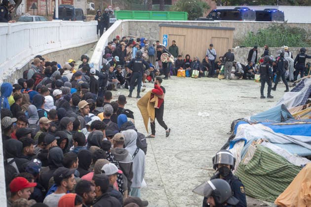 Dozens of migrants from Benítez Beach in Ceuta, evicted today, decide to voluntarily return to Morocco Police evict migrants from Benítez Beach on September 29, 2026, in Ceuta, Spain. Dozens of Moroccan migrants who had been staying in the settlements on Benítez Beach in Ceuta have decided to voluntarily return to Morocco after being informed that they could choose this option, during the operation carried out to transfer residents in the area to the facilities of the Temporary Care Center for Foreigners (CATE), to register them. September 29, 2026, Ceuta, Ceuta, Spain Copyright: xMarcosxMorenox 7808175