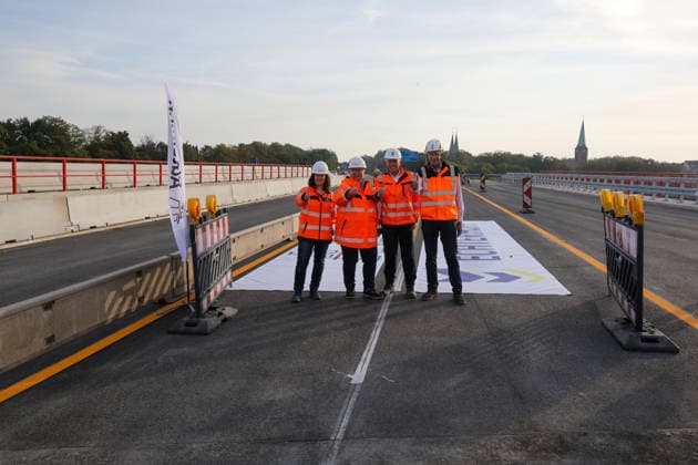 Rekordbauzeit für vier neue Brücken im Autobahn-Kreuz Herne. Schnellbauweise Pressetermin der Autobahn GmbH. Rekordbauzeit. Deutschlandpremiere war der Bau der Brücken in Fertigteilbauweise. Absperrung; Wegfreimacher: Judith Beier-Tertel, Projektleiterin der Autobahn (2.v.l.) und Carola Ziebs, Projektgruppenleitung Ausbau A43, geben gemeinsam mit Josef Niehues (1.v.l.) und Theo Reddemann von der Baufirma Brückenbau Echterhoff die letzte neue Brücke im Kreuz Herne frei. Herne, Nordrhein-Westfalen, DEU, Deutschland, 29.09.2026