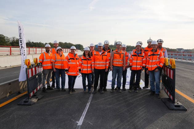 Rekordbauzeit für vier neue Brücken im Autobahn-Kreuz Herne. Schnellbauweise Pressetermin der Autobahn GmbH. Rekordbauzeit. Deutschlandpremiere war der Bau der Brücken in Fertigteilbauweise. Absperrung; Mitarbeiter der Baufirma Brückenbau Echterhoff unmittelbar vor der Freigabe. Herne, Nordrhein-Westfalen, DEU, Deutschland, 29.09.2026