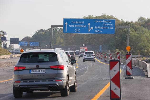 Rekordbauzeit für vier neue Brücken im Autobahn-Kreuz Herne. Schnellbauweise Pressetermin der Autobahn GmbH. Rekordbauzeit. Deutschlandpremiere war der Bau der Brücken in Fertigteilbauweise. Unmittelbar nach der Freigabe fließt der Verkehr wieder auf der A42 wie gewohnt. Herne, Nordrhein-Westfalen, DEU, Deutschland, 29.09.2026