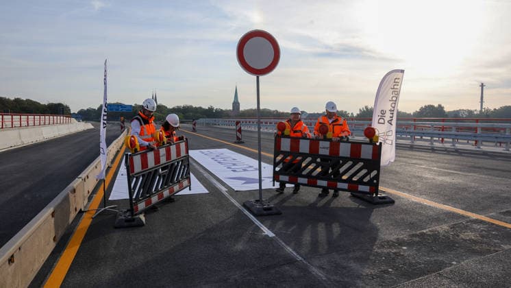 Rekordbauzeit für vier neue Brücken im Autobahn-Kreuz Herne. Schnellbauweise Pressetermin der Autobahn GmbH. Rekordbauzeit. Deutschlandpremiere war der Bau der Brücken in Fertigteilbauweise. Absperrung; Wegfreimacher: Judith Beier-Tertel, Projektleiterin der Autobahn (2.v.l.) und Carola Ziebs, Projektgruppenleitung Ausbau A43, geben gemeinsam mit Josef Niehues (1.v.l.) und Theo Reddemann von der Baufirma Brückenbau Echterhoff die letzte neue Brücke im Kreuz Herne frei. Herne, Nordrhein-Westfalen, DEU, Deutschland, 29.09.2026