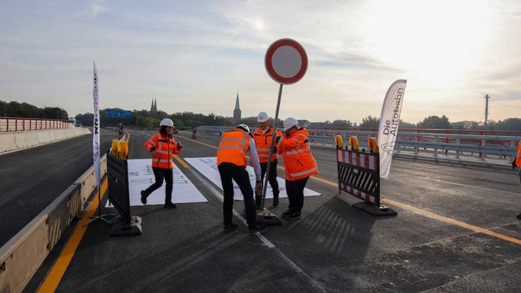 Rekordbauzeit für vier neue Brücken im Autobahn-Kreuz Herne. Schnellbauweise Pressetermin der Autobahn GmbH. Rekordbauzeit. Deutschlandpremiere war der Bau der Brücken in Fertigteilbauweise. Absperrung; Wegfreimacher: Judith Beier-Tertel, Projektleiterin der Autobahn (2.v.l.) und Carola Ziebs, Projektgruppenleitung Ausbau A43, geben gemeinsam mit Josef Niehues (1.v.l.) und Theo Reddemann von der Baufirma Brückenbau Echterhoff die letzte neue Brücke im Kreuz Herne frei. Herne, Nordrhein-Westfalen, DEU, Deutschland, 29.09.2026