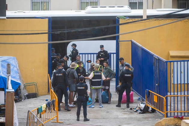 Dozens of migrants from Benítez Beach in Ceuta, who were evicted today, decide to voluntarily return to Morocco Police evict migrants from Benítez Beach on September 29, 2026, in Ceuta, Spain. Dozens of Moroccan migrants who were staying in the settlements on Benítez Beach in Ceuta have decided to voluntarily return to Morocco after being informed that they are eligible for this option, during the operation carried out to transfer residents in the area to the facilities of the Temporary Care Center for Foreigners (CATE), to register them. September 29, 2026, Ceuta, Spain Copyright: xMarcosxMorenox 7808237