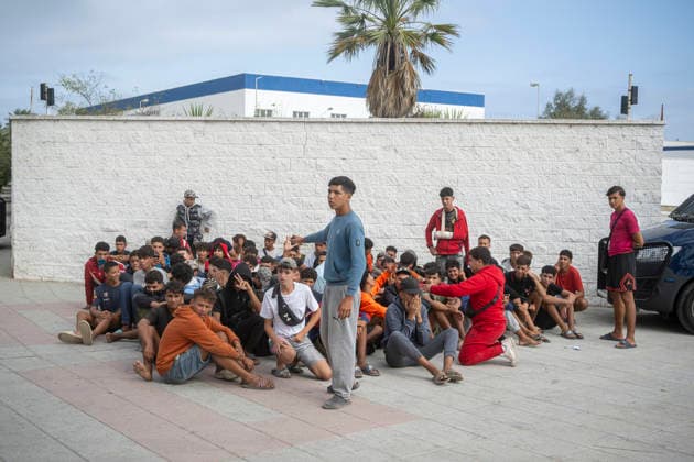 Dozens of migrants from Benítez Beach in Ceuta, who were evicted today, decide to voluntarily return to Morocco Police evict migrants from Benítez Beach on September 29, 2026, in Ceuta, Spain. Dozens of Moroccan migrants who were staying in the settlements on Benítez Beach in Ceuta have decided to voluntarily return to Morocco after being informed that they are eligible for this option, during the operation carried out to transfer residents in the area to the facilities of the Temporary Care Center for Foreigners (CATE), to register them. September 29, 2026, Ceuta, Spain Copyright: xMarcosxMorenox 7808240