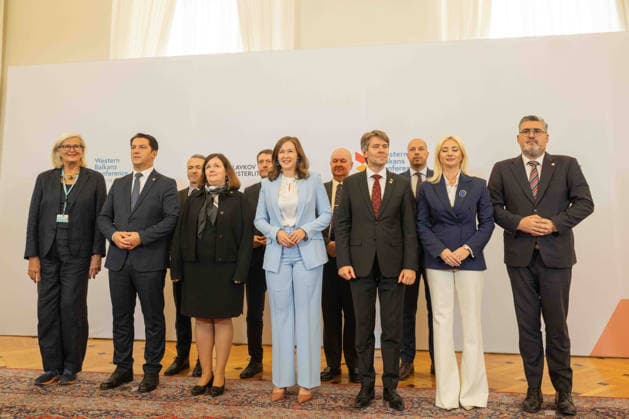 2026-09-29-Pressekonferenz-Slavkov-Gruppe-002 Familienfoto mit Bundesministerin für Europa, Integration und Familie im Bundeskanzleramt Claudia Plakolm (ÖVP) am 29 September 2026 bei der Pressekonferenz anlässlich der Westbalkan-Konferenz 2026 im Bundeskanzleramt in Wien, Wien, Österreich.