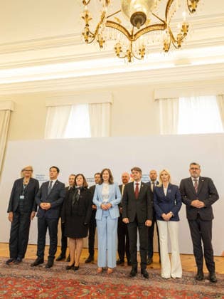 2026-09-29-Pressekonferenz-Slavkov-Gruppe-003 Familienfoto mit Bundesministerin für Europa, Integration und Familie im Bundeskanzleramt Claudia Plakolm (ÖVP) am 29 September 2026 bei der Pressekonferenz anlässlich der Westbalkan-Konferenz 2026 im Bundeskanzleramt in Wien, Wien, Österreich.