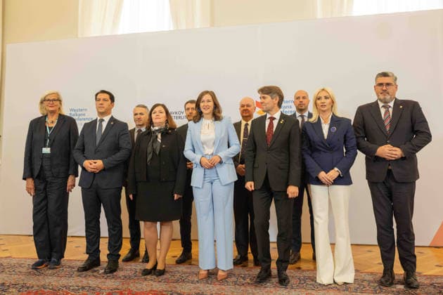 2026-09-29-Pressekonferenz-Slavkov-Gruppe-004 Familienfoto mit Bundesministerin für Europa, Integration und Familie im Bundeskanzleramt Claudia Plakolm (ÖVP) am 29 September 2026 bei der Pressekonferenz anlässlich der Westbalkan-Konferenz 2026 im Bundeskanzleramt in Wien, Wien, Österreich.