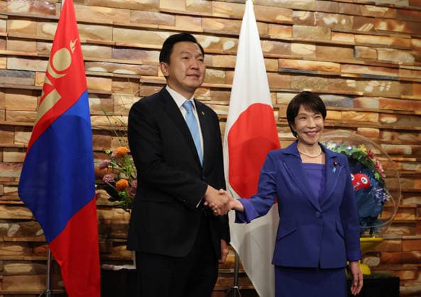 September 29, 2026, Tokyo, Japan: Mongolia s Prime Minister Nyam-Osoryn Uchral shakes hands with Japan s Prime Minister Sanae Takaichi in Tokyo, Japan. Tokyo Japan - ZUMAz114 20260929_zih_z114_006 Copyright: xPOOLx