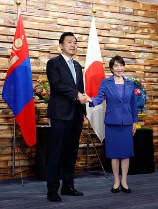 September 29, 2026, Tokyo, Japan: Mongolia s Prime Minister Nyam-Osoryn Uchral shakes hands with Japan s Prime Minister Sanae Takaichi in Tokyo, Japan. Tokyo Japan - ZUMAz114 20260929_zih_z114_005 Copyright: xPOOLx