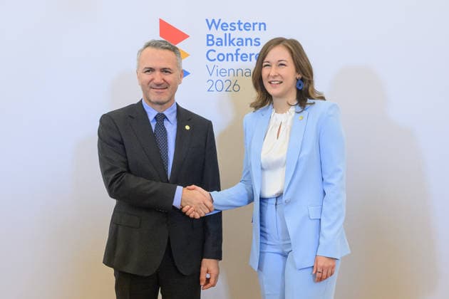 Â - Wien 29.09.2026 - Die Europaministerin lädt im Rahmen des österreichischen Vorsitzes im Slavkov-Format ihre Amtskolleginnen und Amtskollegen der Slavkov-Gruppe sowie der sechs Westbalkan-Staaten zu einer Konferenz ins Bundeskanzleramt ein.. PHOTO: Minister für Europa und auswärtige Angelegenheiten Ferit Hoxha (Albanien) und Kanzlerantministerin für Integration, Familie, Jugend und EU-Agenden Claudia Bauer (ÖVP) Austria s Europe Minister hosts a conference at the Federal Chancellery, bringing together ministers from the Slavkov Group and the six Western Balkan states as part of Austria s Slavkov Format presidency. Balkan, Konferenz, Verständigung, EU-Beitritt, Claudia Plakolm Westbalkan-Konferenz