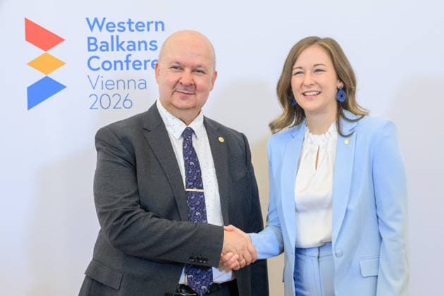 Â - Wien 29.09.2026 - Die Europaministerin lädt im Rahmen des österreichischen Vorsitzes im Slavkov-Format ihre Amtskolleginnen und Amtskollegen der Slavkov-Gruppe sowie der sechs Westbalkan-Staaten zu einer Konferenz ins Bundeskanzleramt ein.. PHOTO: Amtsführender Sekretär des Außenministeriums Edin Dilberovic (Bosnien und Herzegowina) und Kanzlerantministerin für Integration, Familie, Jugend und EU-Agenden Claudia Bauer (ÖVP) Austria s Europe Minister hosts a conference at the Federal Chancellery, bringing together ministers from the Slavkov Group and the six Western Balkan states as part of Austria s Slavkov Format presidency. Balkan, Konferenz, Verständigung, EU-Beitritt, Claudia Plakolm Westbalkan-Konferenz