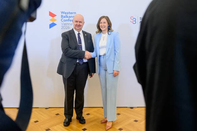 Â - Wien 29.09.2026 - Die Europaministerin lädt im Rahmen des österreichischen Vorsitzes im Slavkov-Format ihre Amtskolleginnen und Amtskollegen der Slavkov-Gruppe sowie der sechs Westbalkan-Staaten zu einer Konferenz ins Bundeskanzleramt ein.. PHOTO: Amtsführender Sekretär des Außenministeriums Edin Dilberovic (Bosnien und Herzegowina) und Kanzlerantministerin für Integration, Familie, Jugend und EU-Agenden Claudia Bauer (ÖVP) Austria s Europe Minister hosts a conference at the Federal Chancellery, bringing together ministers from the Slavkov Group and the six Western Balkan states as part of Austria s Slavkov Format presidency. Balkan, Konferenz, Verständigung, EU-Beitritt, Claudia Bauer Westbalkan-Konferenz