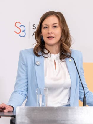 2026-09-29-Pressekonferenz-Slavkov-Gruppe-090 Staatszekretaerin im Bundeskanzleramt und Abgeordnete zum Nationalrat Claudia Plakolm (OeVP) am 29 September 2026 bei der Pressekonferenz anlässlich der Westbalkan-Konferenz 2026 im Bundeskanzleramt in Wien, Wien, Österreich.