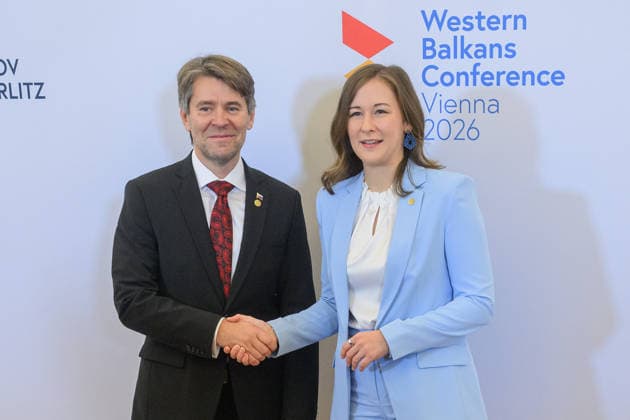 Â - Wien 29.09.2026 - Die Europaministerin lädt im Rahmen des österreichischen Vorsitzes im Slavkov-Format ihre Amtskolleginnen und Amtskollegen der Slavkov-Gruppe sowie der sechs Westbalkan-Staaten zu einer Konferenz ins Bundeskanzleramt ein.. PHOTO: Staatssekretär für auswärtige und europäische Angelegenheiten Marek Estok (Slowakei) und Kanzlerantministerin für Integration, Familie, Jugend und EU-Agenden Claudia Bauer (ÖVP) Austria s Europe Minister hosts a conference at the Federal Chancellery, bringing together ministers from the Slavkov Group and the six Western Balkan states as part of Austria s Slavkov Format presidency. Balkan, Konferenz, Verständigung, EU-Beitritt, Claudia Palkom Westbalkan-Konferenz
