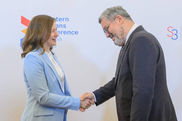 Â - Wien 29.09.2026 - Die Europaministerin lädt im Rahmen des österreichischen Vorsitzes im Slavkov-Format ihre Amtskolleginnen und Amtskollegen der Slavkov-Gruppe sowie der sechs Westbalkan-Staaten zu einer Konferenz ins Bundeskanzleramt ein. PHOTO: Kanzlerantministerin für Integration, Familie, Jugend und EU-Agenden Claudia Bauer und Minister für europäische Integration Nemanja Starovic (Serbien) Austria s Europe Minister hosts a conference at the Federal Chancellery, bringing together ministers from the Slavkov Group and the six Western Balkan states as part of Austria s Slavkov Format presidency. Balkan, Konferenz, Verständigung, EU-Beitritt, Claudia Plakolm Westbalkan-Konferenz
