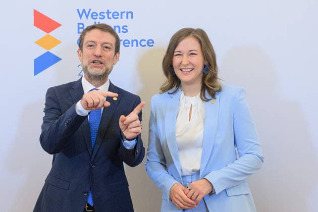Â - Wien 29.09.2026 - Die Europaministerin lädt im Rahmen des österreichischen Vorsitzes im Slavkov-Format ihre Amtskolleginnen und Amtskollegen der Slavkov-Gruppe sowie der sechs Westbalkan-Staaten zu einer Konferenz ins Bundeskanzleramt ein.. PHOTO: Chefunterhändler bei der Europäischen Union Jeton Zulfaj (Kosovo) und Kanzlerantministerin für Integration, Familie, Jugend und EU-Agenden Claudia Bauer (ÖVP) Austria s Europe Minister hosts a conference at the Federal Chancellery, bringing together ministers from the Slavkov Group and the six Western Balkan states as part of Austria s Slavkov Format presidency. Balkan, Konferenz, Verständigung, EU-Beitritt, Claudia Bauer Westbalkan-Konferenz
