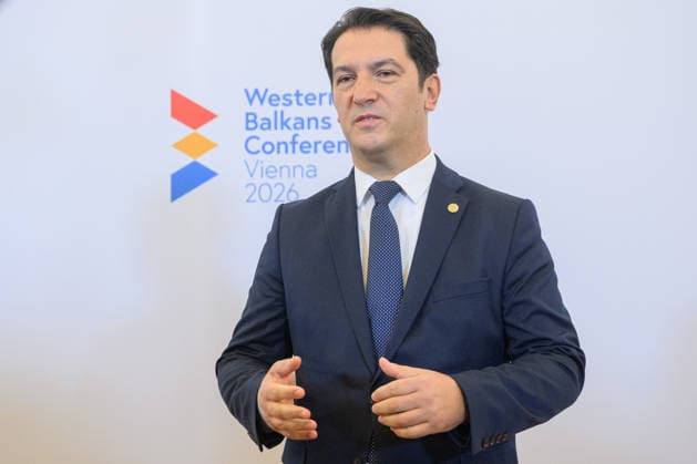 Â - Wien 29.09.2026 - Die Europaministerin lädt im Rahmen des österreichischen Vorsitzes im Slavkov-Format ihre Amtskolleginnen und Amtskollegen der Slavkov-Gruppe sowie der sechs Westbalkan-Staaten zu einer Konferenz ins Bundeskanzleramt ein. PHOTO: Minister für Europa und auswärtige Angelegenheiten Ferit Hoxha (Albanien) Austria s Europe Minister hosts a conference at the Federal Chancellery, bringing together ministers from the Slavkov Group and the six Western Balkan states as part of Austria s Slavkov Format presidency. Balkan, Konferenz, Verständigung, EU-Beitritt Westbalkan-Konferenz