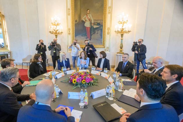 Â - Wien 29.09.2026 - Die Europaministerin lädt im Rahmen des österreichischen Vorsitzes im Slavkov-Format ihre Amtskolleginnen und Amtskollegen der Slavkov-Gruppe sowie der sechs Westbalkan-Staaten zu einer Konferenz ins Bundeskanzleramt ein. PHOTO: Kanzlerantministerin für Integration, Familie, Jugend und EU-Agenden Claudia Bauer (ÖVP) mit den Teilnehmern der Konferenz Austria s Europe Minister hosts a conference at the Federal Chancellery, bringing together ministers from the Slavkov Group and the six Western Balkan states as part of Austria s Slavkov Format presidency. Balkan, Konferenz, Verständigung, EU-Beitritt, Claudia Plakolm Westbalkan-Konferenz