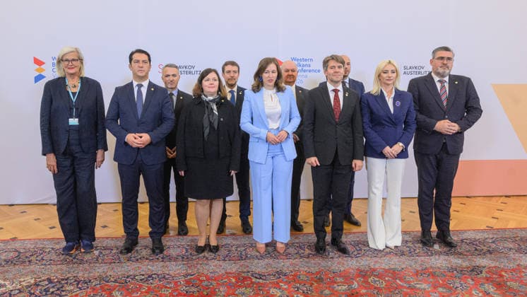 Â - Wien 29.09.2026 - Die Europaministerin lädt im Rahmen des österreichischen Vorsitzes im Slavkov-Format ihre Amtskolleginnen und Amtskollegen der Slavkov-Gruppe sowie der sechs Westbalkan-Staaten zu einer Konferenz ins Bundeskanzleramt ein. PHOTO: Familenforo mit Gastgeberin Kanzlerantministerin für Integration, Familie, Jugend und EU-Agenden Claudia Bauer (ÖVP) im Mittelpunkt. Austria s Europe Minister hosts a conference at the Federal Chancellery, bringing together ministers from the Slavkov Group and the six Western Balkan states as part of Austria s Slavkov Format presidency. Balkan, Konferenz, Verständigung, EU-Beitritt, Claudia Plakolm Westbalkan-Konferenz