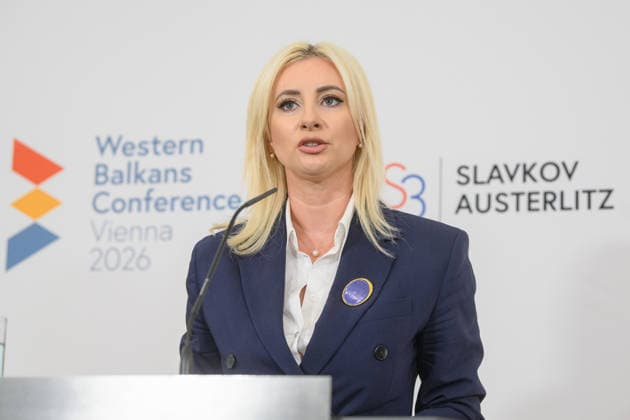 Â - Wien 29.09.2026 - Die Europaministerin lädt im Rahmen des österreichischen Vorsitzes im Slavkov-Format ihre Amtskolleginnen und Amtskollegen der Slavkov-Gruppe sowie der sechs Westbalkan-Staaten zu einer Konferenz ins Bundeskanzleramt ein. Pressekonferenz der Ministsterin mit der Ministerin für europäische Angelegenheiten von Montenegro. PHOTO: Ministerin für europäische Angelegenheiten Maida Gorcevic (Montenegro) Austria s Europe Minister hosts a conference at the Federal Chancellery, bringing together ministers from the Slavkov Group and the six Western Balkan states as part of Austria s Slavkov Format presidency. Balkan, Konferenz, Verständigung, EU-Beitritt Westbalkan-Konferenz