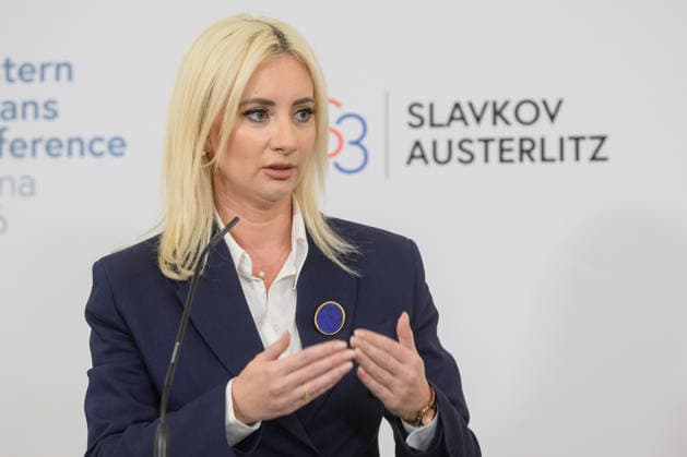 Â - Wien 29.09.2026 - Die Europaministerin lädt im Rahmen des österreichischen Vorsitzes im Slavkov-Format ihre Amtskolleginnen und Amtskollegen der Slavkov-Gruppe sowie der sechs Westbalkan-Staaten zu einer Konferenz ins Bundeskanzleramt ein. Pressekonferenz der Ministsterin mit der Ministerin für europäische Angelegenheiten von Montenegro. PHOTO: Ministerin für europäische Angelegenheiten Maida Gorcevic (Montenegro) Austria s Europe Minister hosts a conference at the Federal Chancellery, bringing together ministers from the Slavkov Group and the six Western Balkan states as part of Austria s Slavkov Format presidency. Balkan, Konferenz, Verständigung, EU-Beitritt Westbalkan-Konferenz